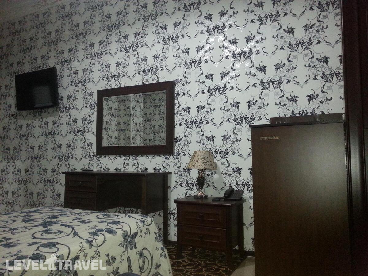 фотографии номера Номер стандарт с 2 односпальными кроватями и диваном (без окна) отеля Палас (Бывш. Франт Отель Палас) в Россия(Волгоград) - фото №11
