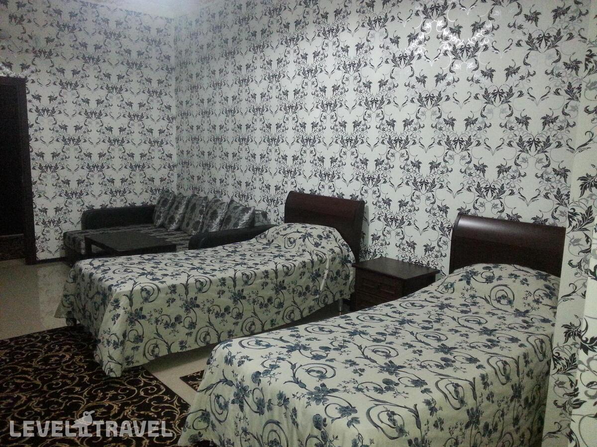 фотографии номера Номер стандарт с 2 односпальными кроватями и диваном (без окна) отеля Палас (Бывш. Франт Отель Палас) в Россия(Волгоград) - фото №1