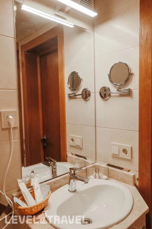 фотографии номера Семейный с балконом (2 комнаты) (корпус 1) отеля Amza Park Hotel (Ex. Энергетик) в Абхазия(Гагра) - фото №8