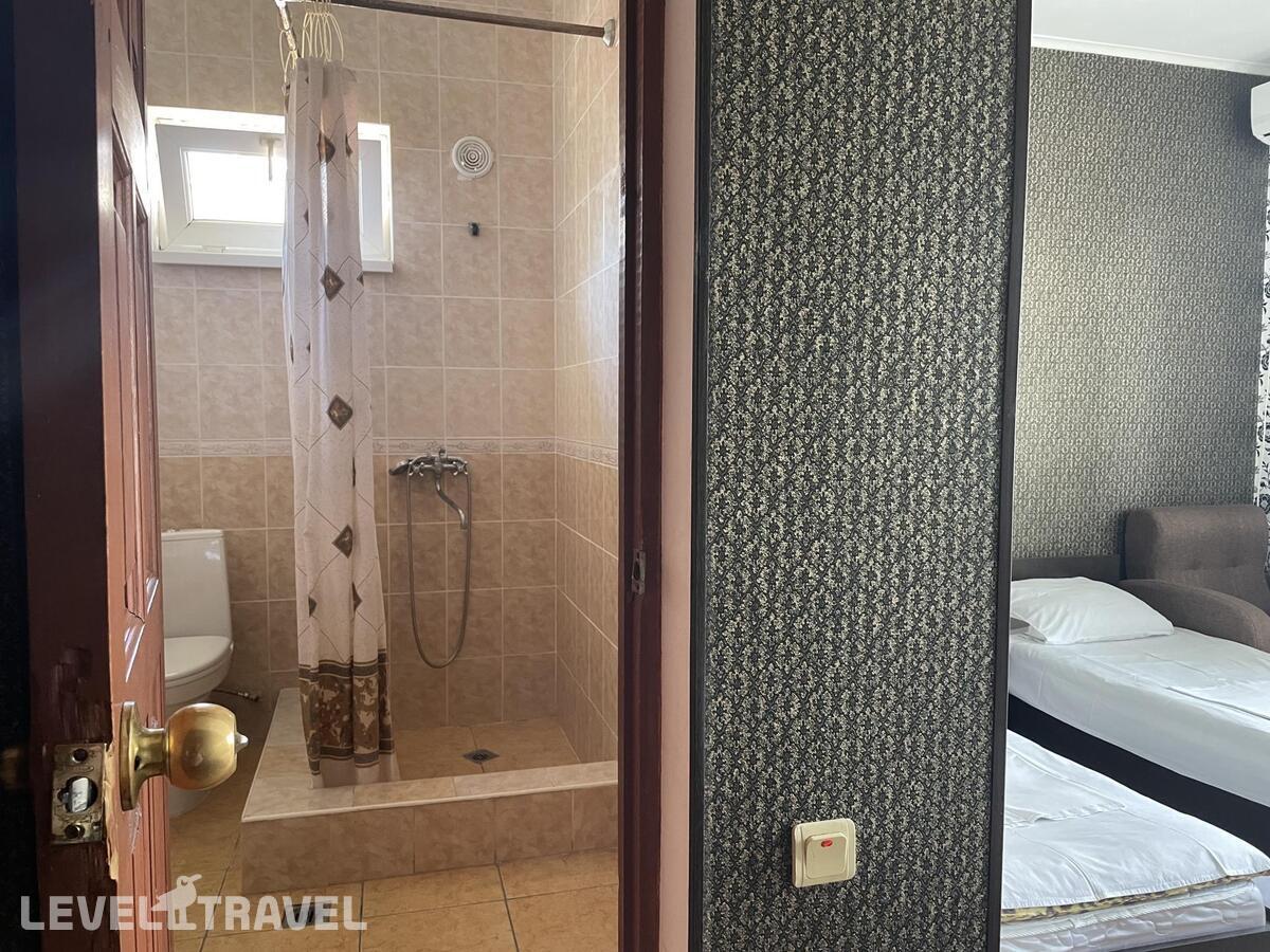 Комната стандарт с 3 односпальными кроватями и балконом — фото 9