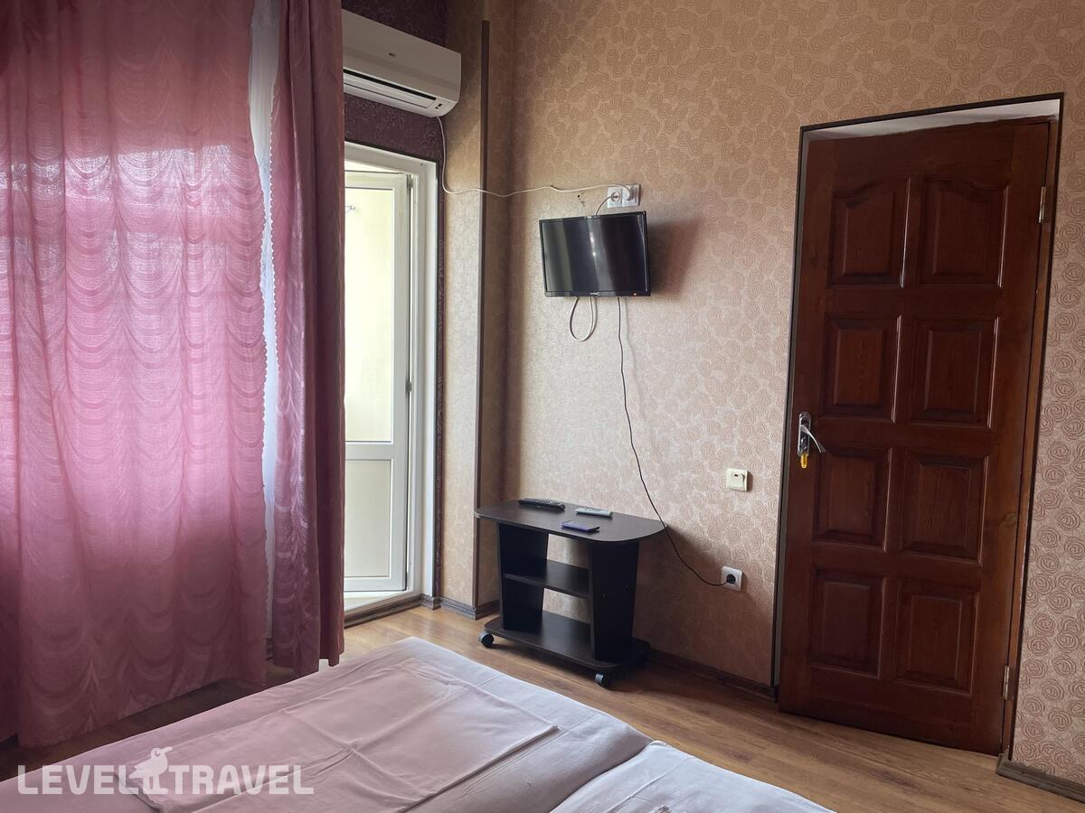 Семейная комната с 2 односпальными кроватями и детской кроватью5 м — фото 3