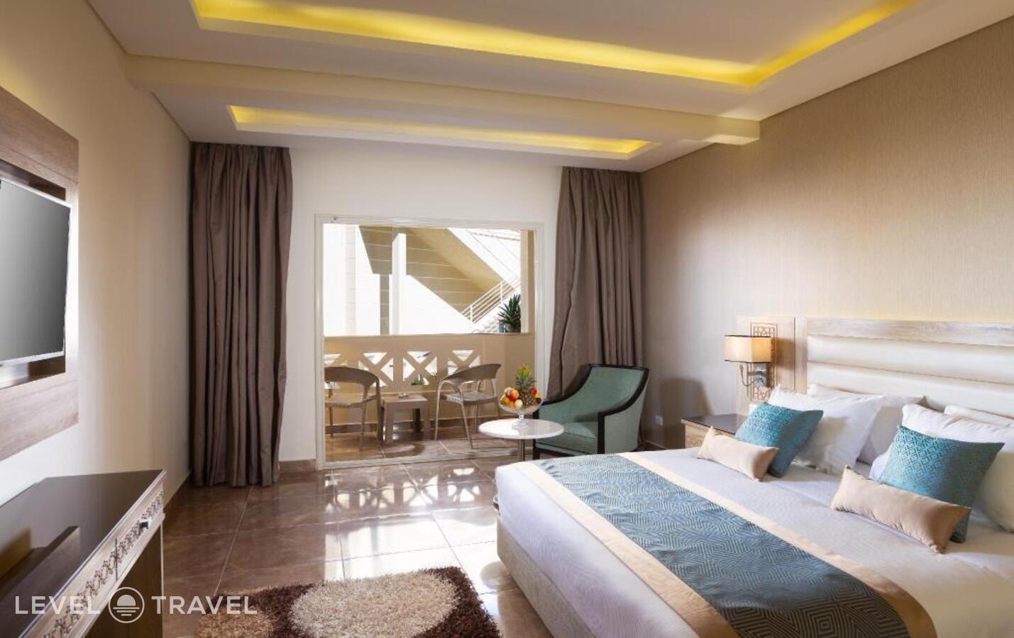 фотографии номера Делюкс с видом на бассейн отеля Pickalbatros Aqua Blu Resort Hurghada (Ex. Albatros Sea World) в Египет(Хургада (город)) - фото №1