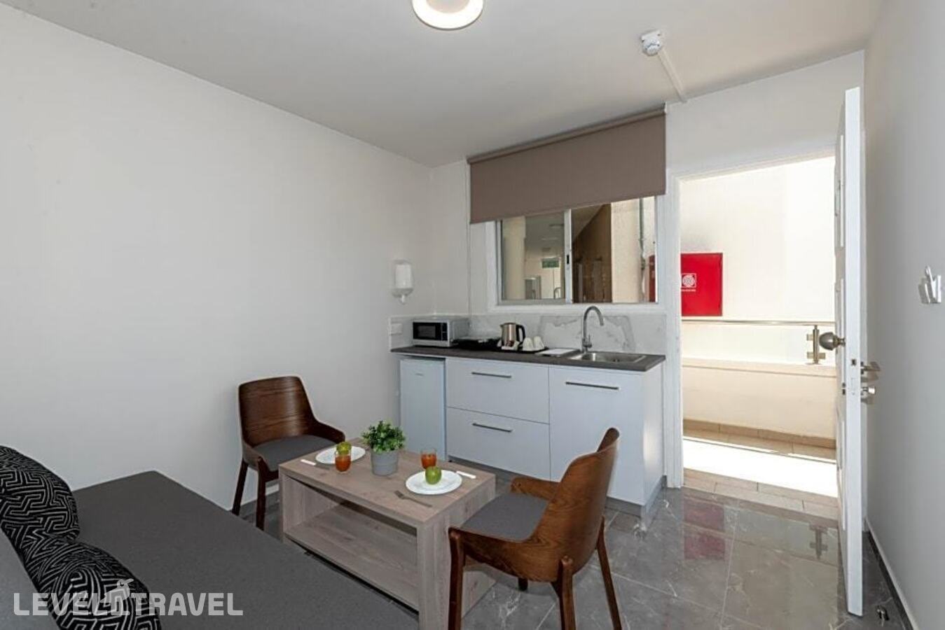 фотографии номера Апартаменты Deluxe c 1 комнатой с балконом и с видом на город отеля Blazer Residence Apts (Ex. Petrou Aparthotel) в Кипр(Ларнака) - фото №4