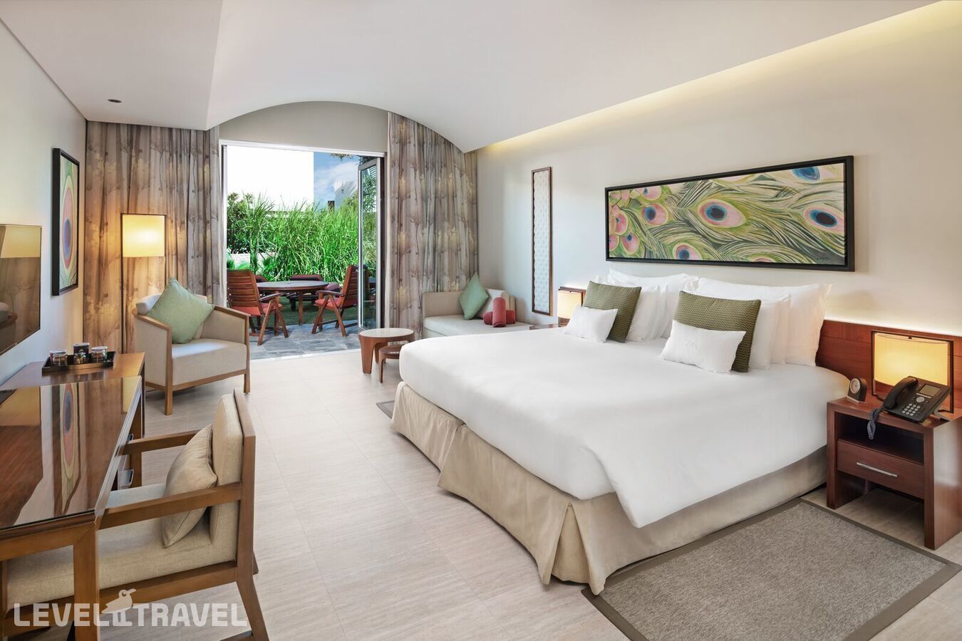 фотографии номера Полулюкс с террасой отеля JA Palm Tree Court & Spa в ОАЭ(Джебель-Али) - фото №1