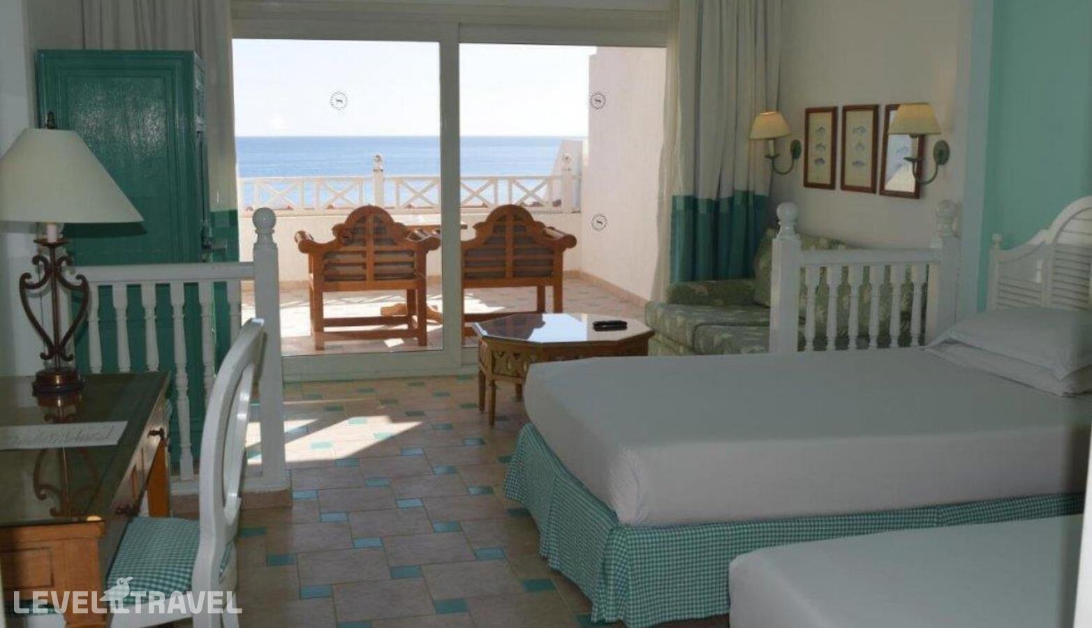 фотографии номера Полулюкс с видом на море (две односпальные кровати) отеля Sheraton Sharm Hotel Resort Villas & Spa в Египет(Корал Бэй) - фото №1