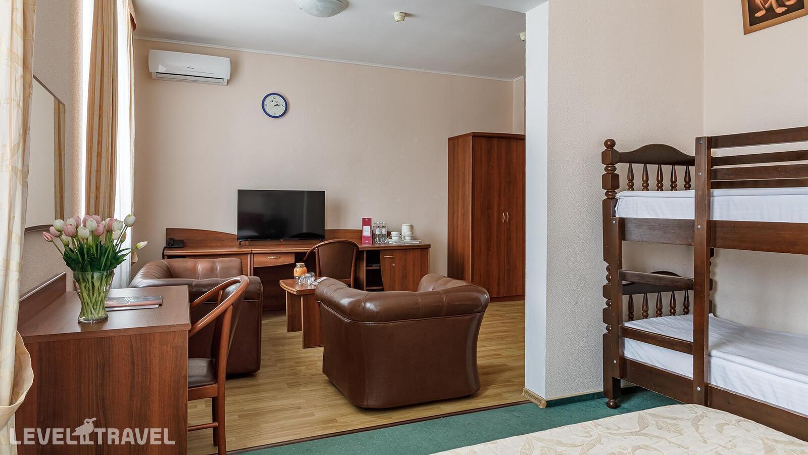 фотографии номера Семейный номер отеля Максима Заря Отель (Maxima Zarya Hotel) в Россия(Северо-восточный административный округ (СВАО)) - фото №33