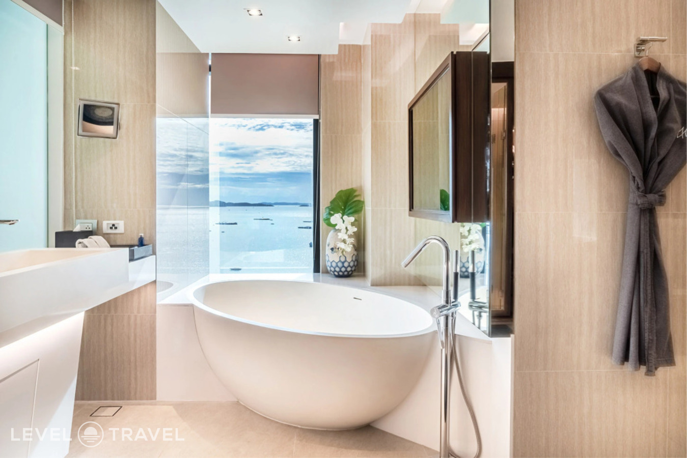 фотографии номера Двухместный Marina Suite двуспальная кровать отеля Mytt Beach Hotel в Таиланд(Центральная Паттайя) - фото №5