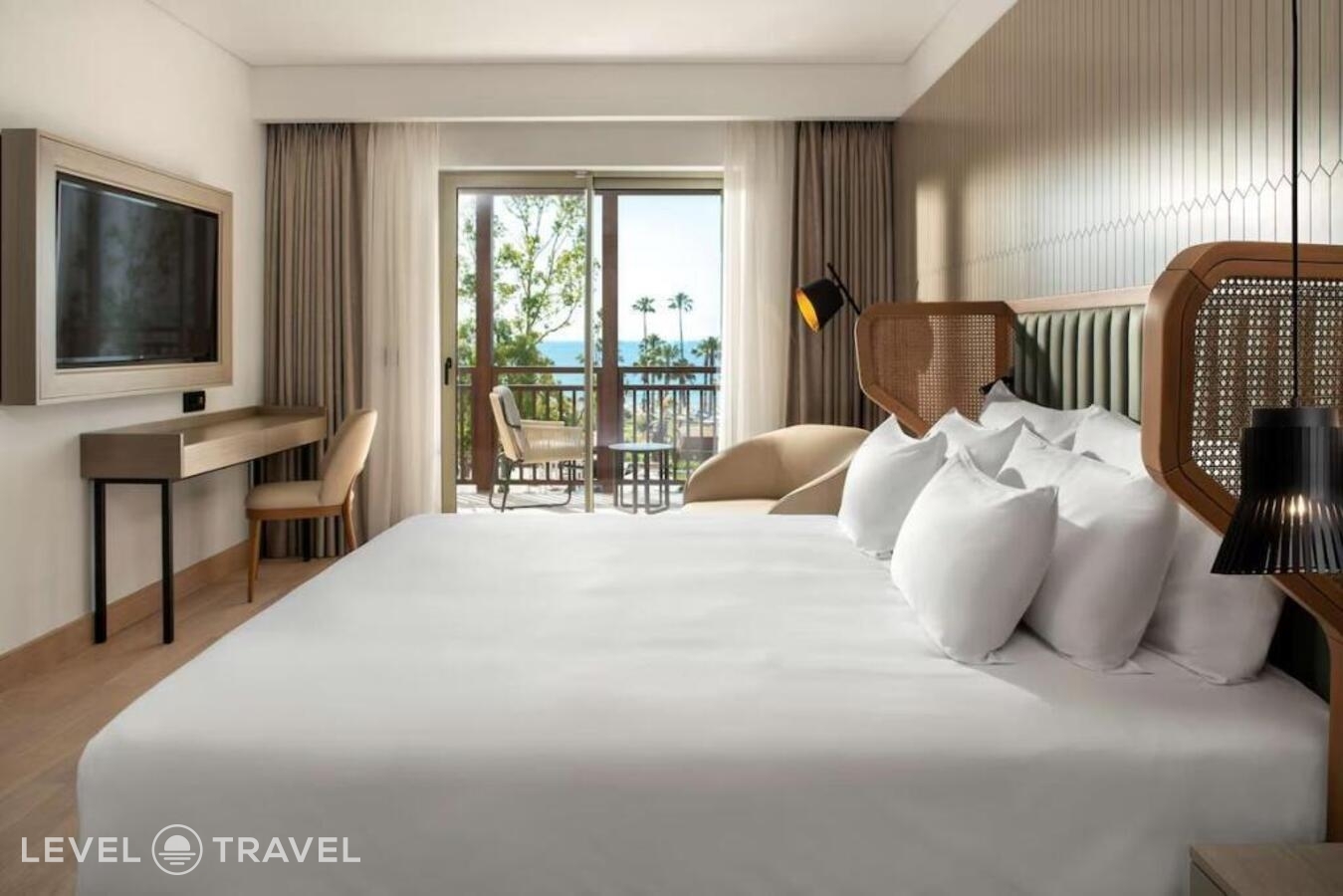 фотографии номера Люкс с террасой с видом на море отеля Radisson Collection Bodrum в Турция(Акьярлар) - фото №1