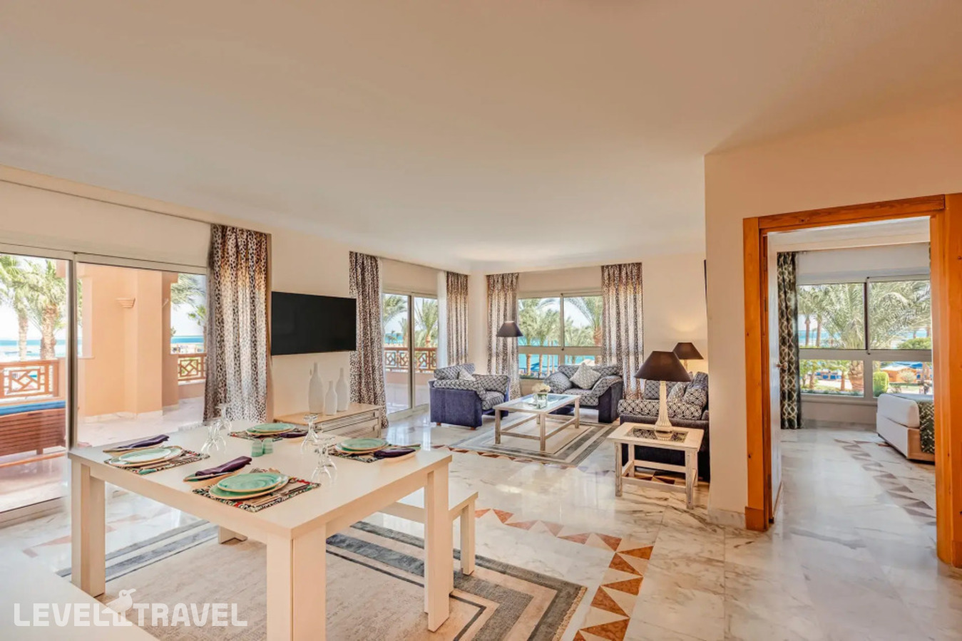 фотографии номера Семейный люкс с видом на море отеля Continental Hurghada (Ex.Movenpick Resort) в Египет(Хургада (город)) - фото №3
