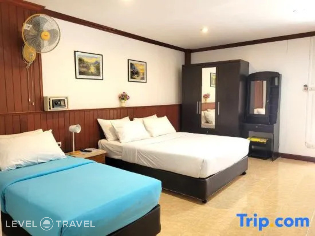 фотографии номера Трехместный делюкс с балконом отеля Rabbit Mansion Patong Hotel в Таиланд(Патонг Бич) - фото №1