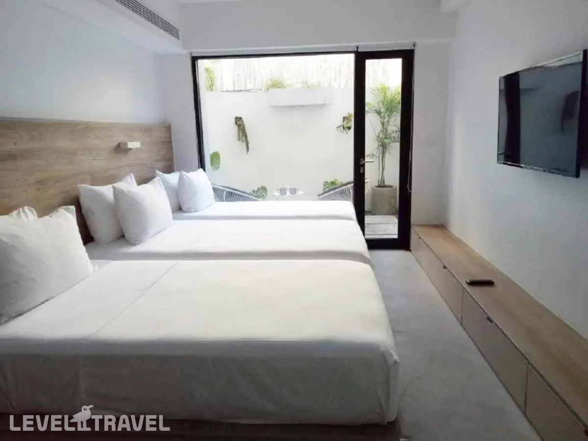 фотографии номера Трёхместный номер The Triple отеля Lloyd's Inn Bali - Chse Certified в Индонезия(Семиньяк) - фото №1