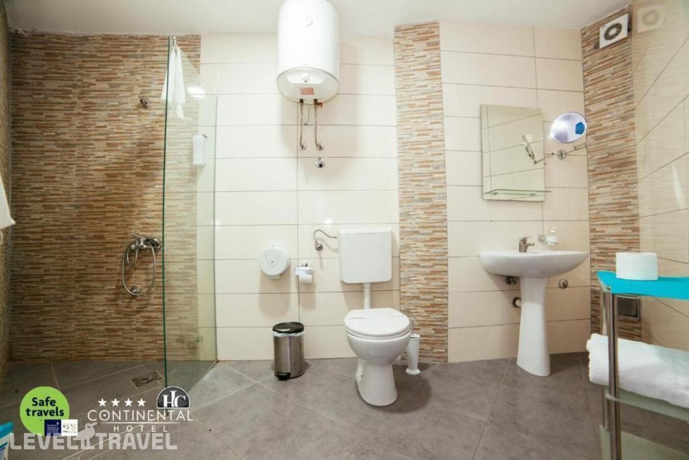 фотографии номера Семейный номер Standard с балконом и с видом на море отеля Continental Hotel в Черногория(Улцинь) - фото №11