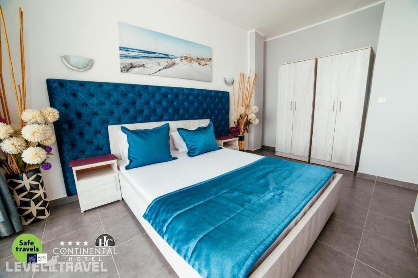 фотографии номера Семейный номер Standard с балконом и с видом на море отеля Continental Hotel в Черногория(Улцинь) - фото №8