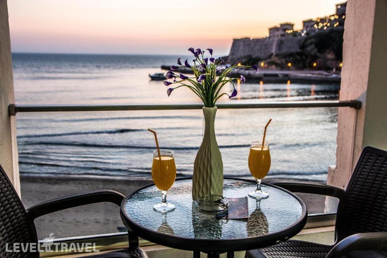 фотографии номера Семейный номер Standard с балконом и с видом на море отеля Continental Hotel в Черногория(Улцинь) - фото №17
