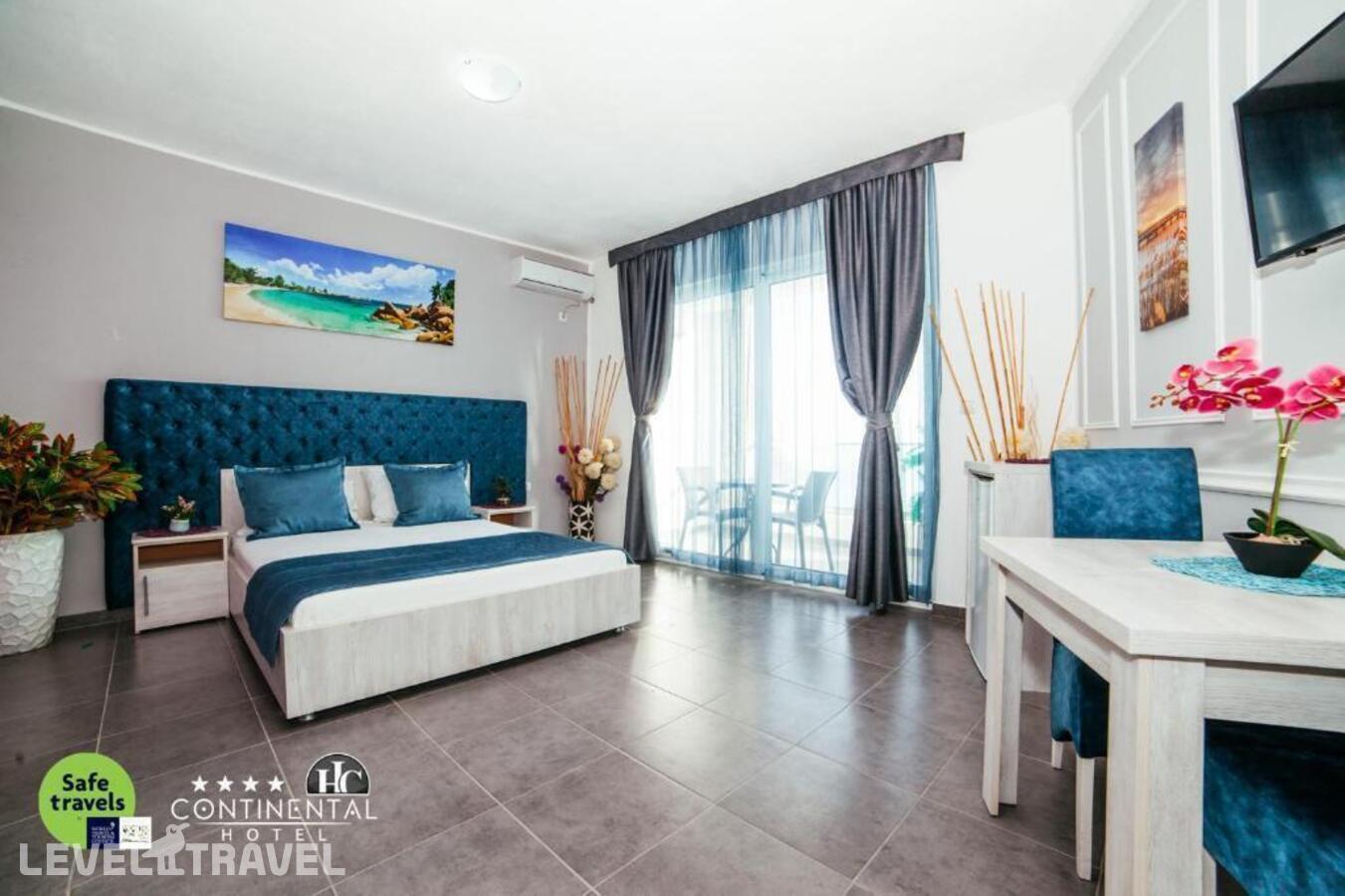 фотографии номера Семейный номер Standard с балконом и с видом на море отеля Continental Hotel в Черногория(Улцинь) - фото №18