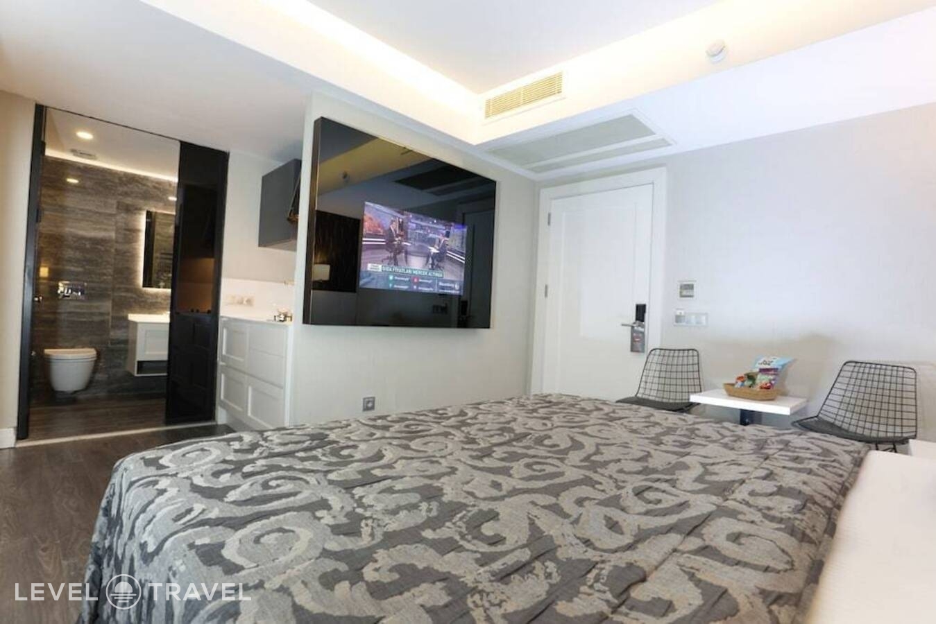 фотографии номера Номер Deluxe с балконом и с видом на город отеля Alsancak в Турция(Измир) - фото №3