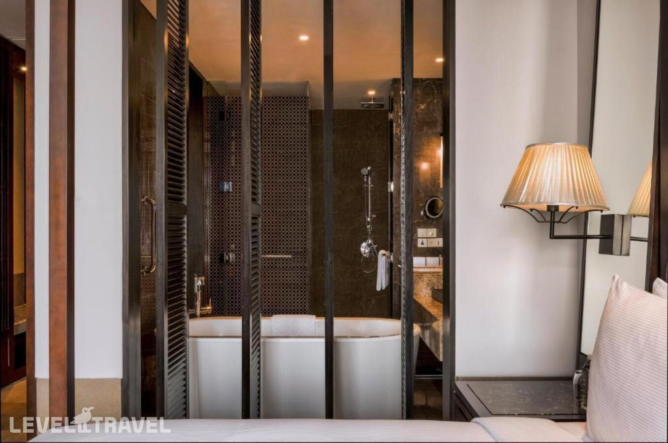 фотографии номера Номер Superior с балконом и с красивым видом из окна отеля Hilton Goa Resort Candolim в Индия(Северный Гоа) - фото №8