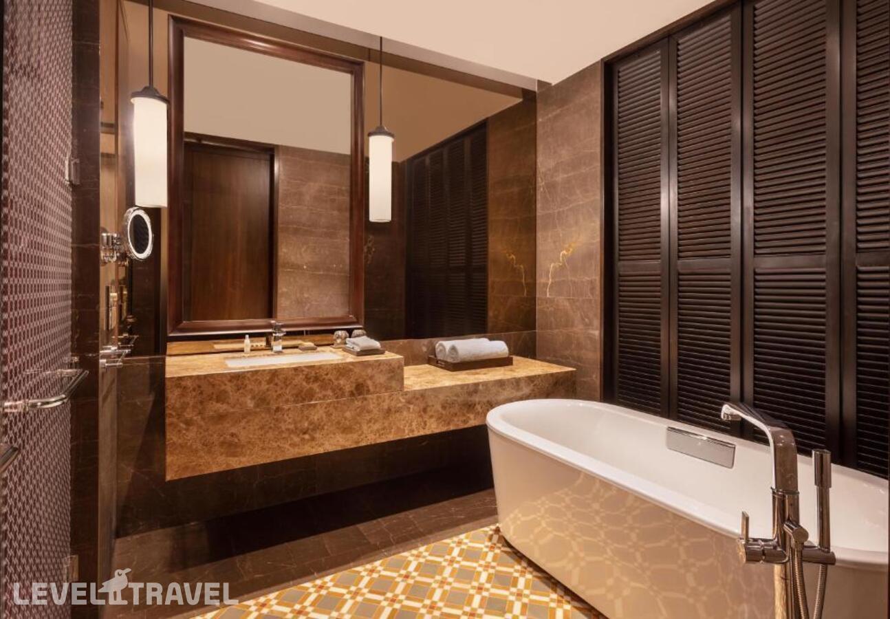 фотографии номера Номер Premium с видом на реку отеля Hilton Goa Resort Candolim в Индия(Северный Гоа) - фото №1