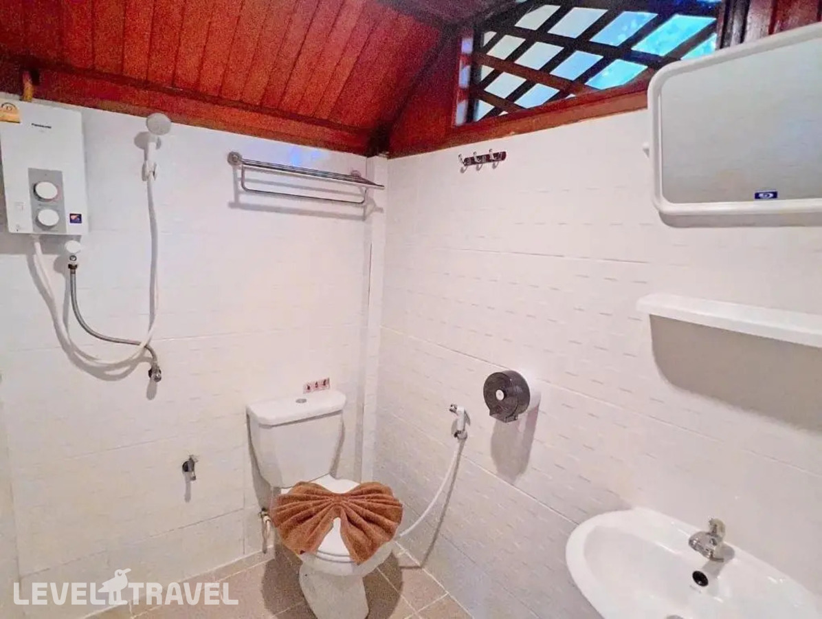 фотографии номера Двухместное Bungalow Wooden Cottage с видом на сад двуспальная кровать отеля Diamond Beach Resort в Таиланд(Ао Нанг) - фото №5