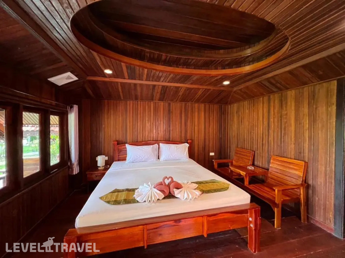 фотографии номера Двухместное Bungalow Wooden Cottage с видом на сад двуспальная кровать отеля Diamond Beach Resort в Таиланд(Ао Нанг) - фото №1