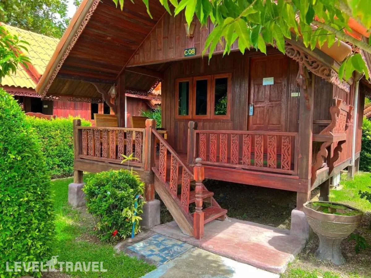 фотографии номера Двухместное Bungalow Wooden Cottage с видом на сад двуспальная кровать отеля Diamond Beach Resort в Таиланд(Ао Нанг) - фото №6