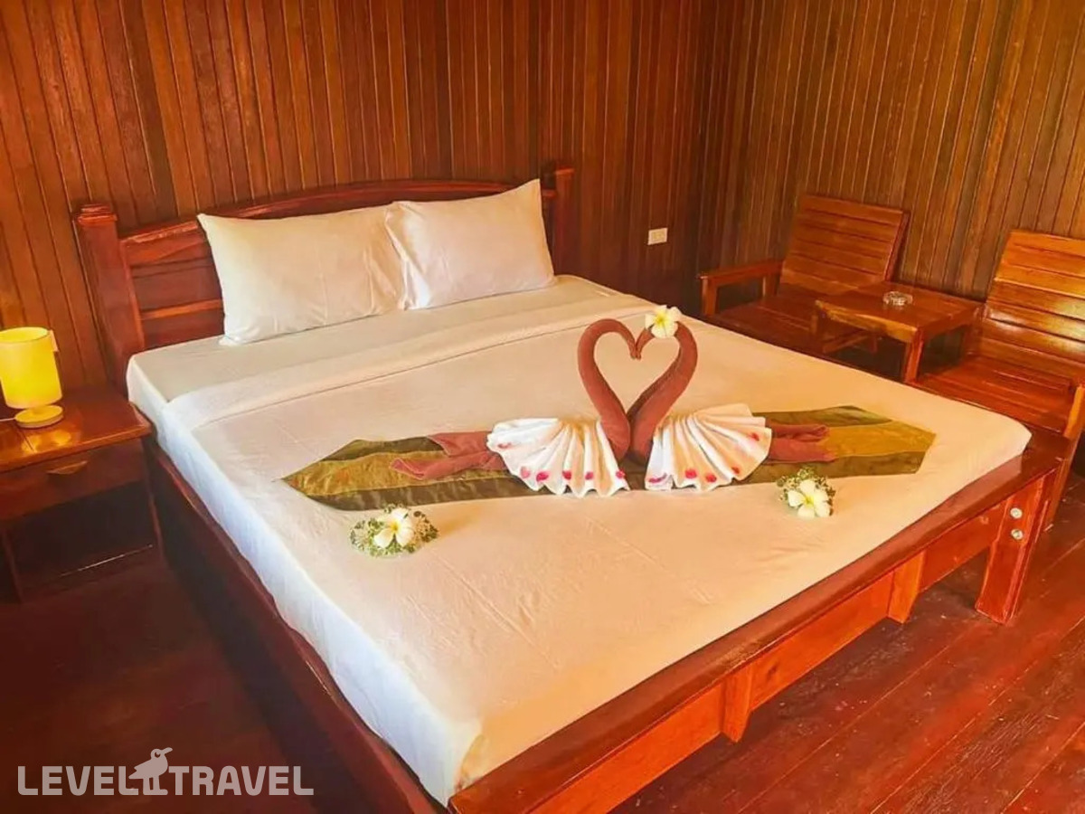 фотографии номера Двухместное Bungalow Wooden Cottage с видом на сад двуспальная кровать отеля Diamond Beach Resort в Таиланд(Ао Нанг) - фото №4