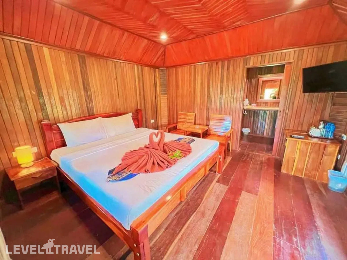 фотографии номера Двухместное Bungalow Wooden Cottage с видом на сад двуспальная кровать отеля Diamond Beach Resort в Таиланд(Ао Нанг) - фото №2