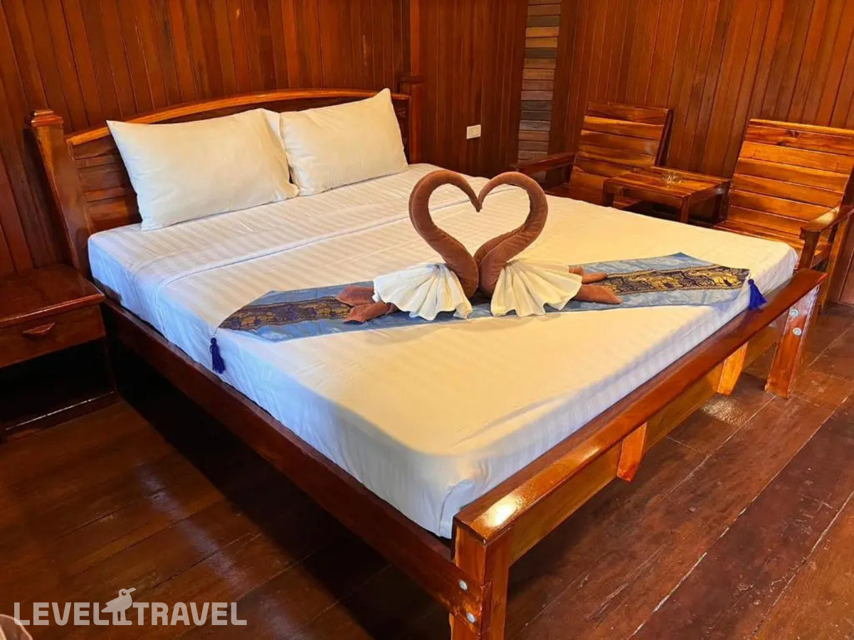 фотографии номера Двухместное Bungalow Wooden Cottage с видом на сад двуспальная кровать отеля Diamond Beach Resort в Таиланд(Ао Нанг) - фото №3