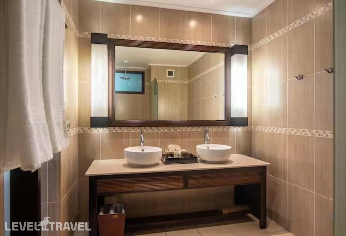фотографии номера Делюкс с видом на океан отеля Double Tree By Hilton Seychelles Allamanda Resort & Spa в Сейшелы(о. Маэ) - фото №36