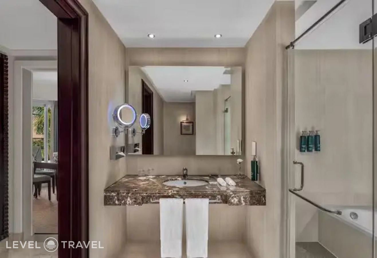 фотографии номера Двухместный Royal люкс двуспальная кровать отеля Hilton Green Plaza в Египет(Александрия) - фото №4