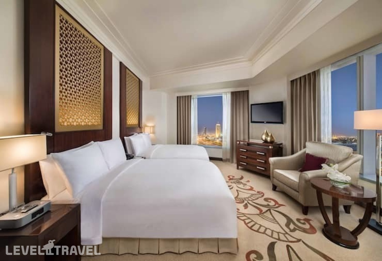 фотографии номера Роскошный люкс (две двуспальные кровати) отеля Conrad Dubai (Ex. Conrad Dubai By Hilton) в ОАЭ(Дубай Джумейра) - фото №1