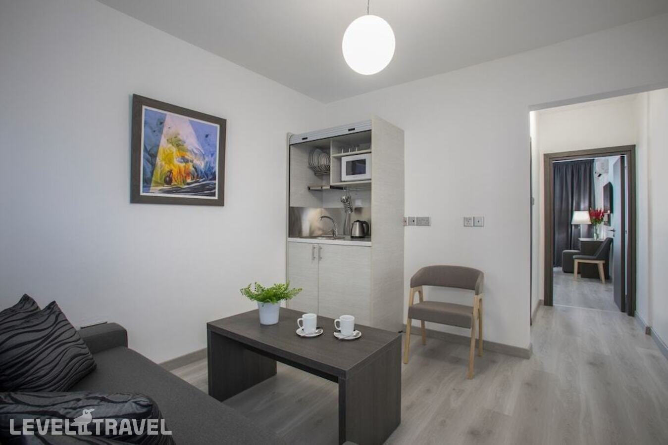фотографии номера Апартаменты Superior c 1 комнатой с балконом и с видом на город отеля Blazer Residence Apts (Ex. Petrou Aparthotel) в Кипр(Ларнака) - фото №4