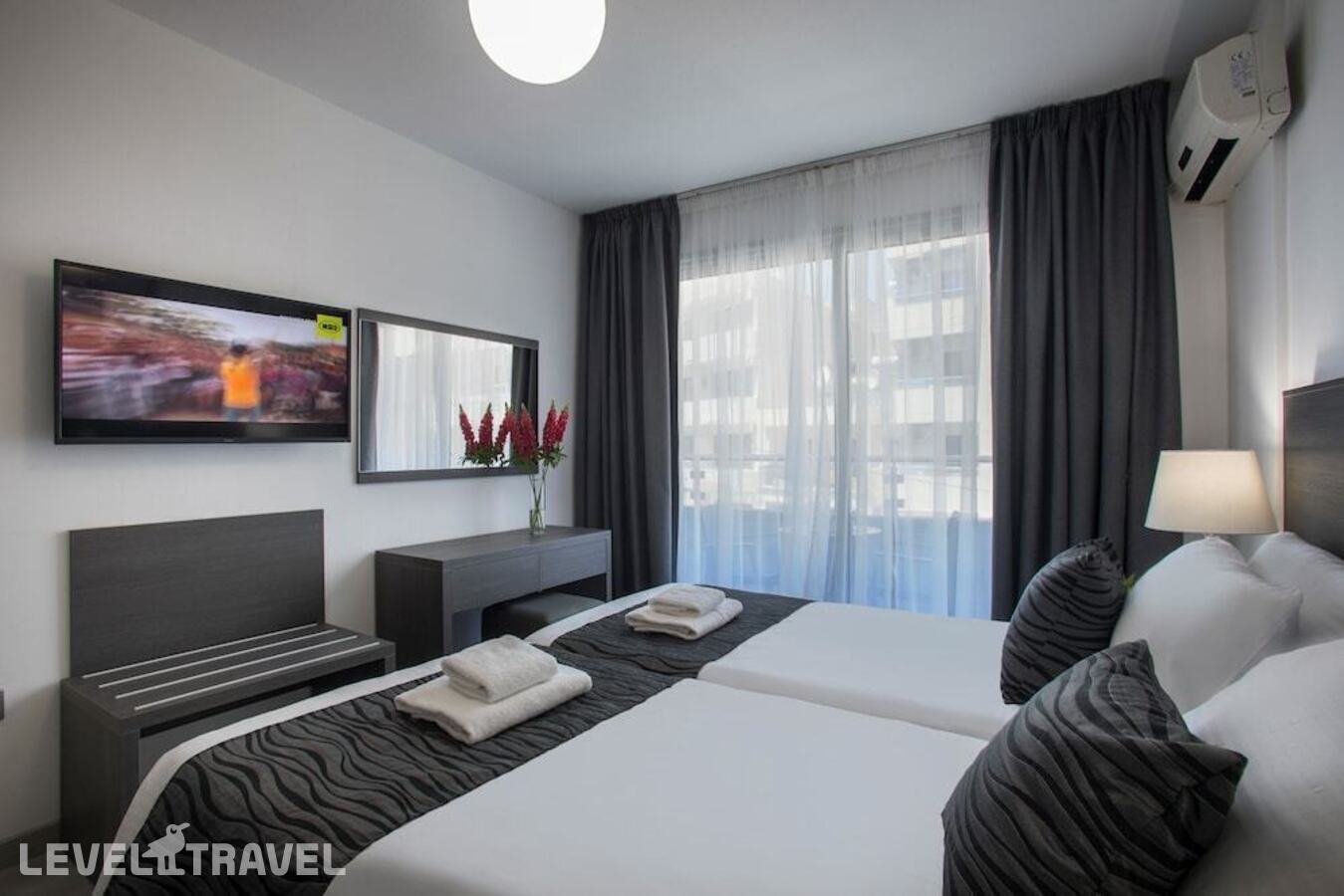 фотографии номера Апартаменты Superior c 1 комнатой с балконом и с видом на город отеля Blazer Residence Apts (Ex. Petrou Aparthotel) в Кипр(Ларнака) - фото №2