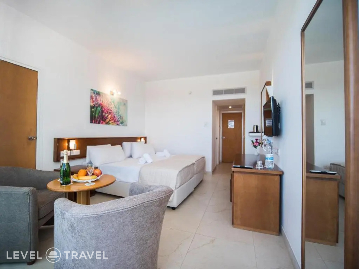 фотографии номера Стандартный с видом на территорию отеля Avlida Hotel в Кипр(Пафос) - фото №1
