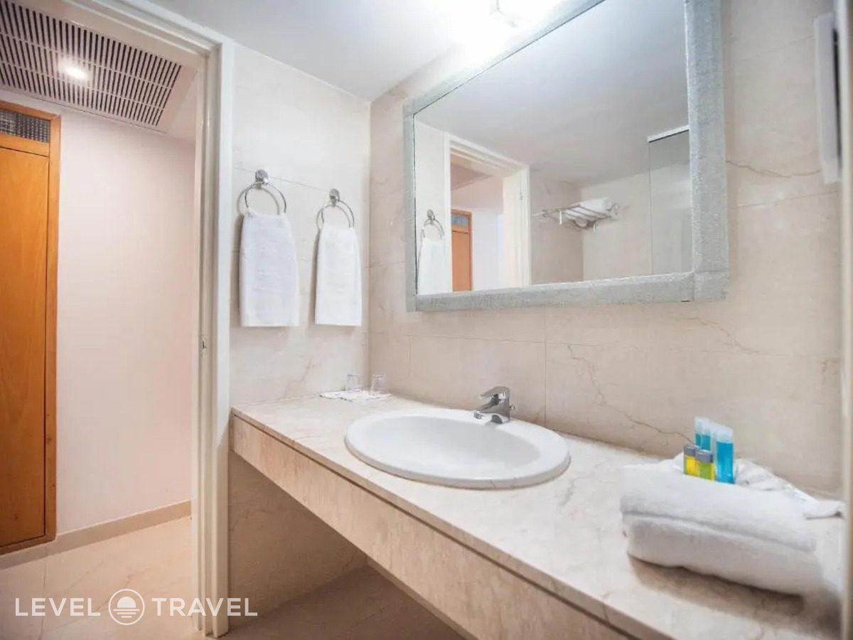 фотографии номера Стандартный с видом на территорию отеля Avlida Hotel в Кипр(Пафос) - фото №6