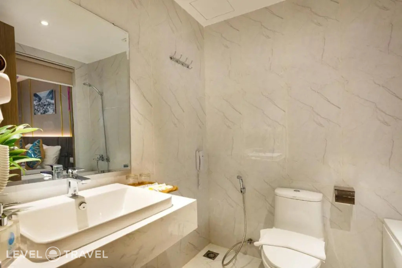 фотографии номера Трёхместный номер с видом на море отеля Sochi Hotel в Вьетнам(Нячанг) - фото №5