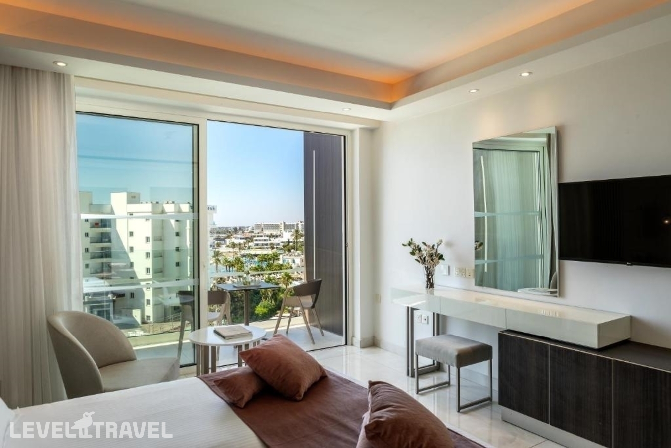 фотографии номера Двухместный номер Superior with side sea view двуспальная кровать отеля Chrysomare Beach в Кипр(Айа-Напа) - фото №3