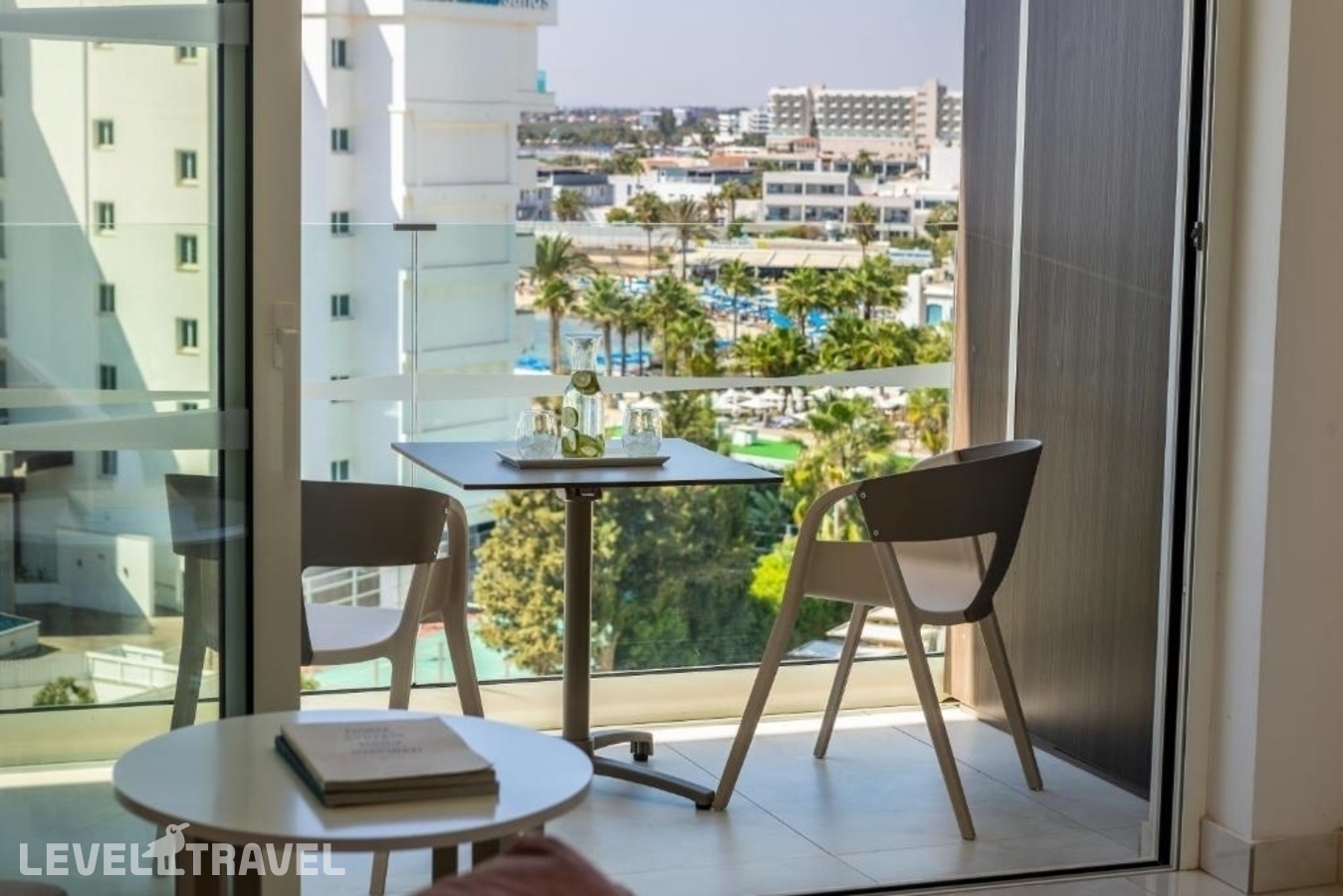 фотографии номера Двухместный номер Superior with side sea view двуспальная кровать отеля Chrysomare Beach в Кипр(Айа-Напа) - фото №6