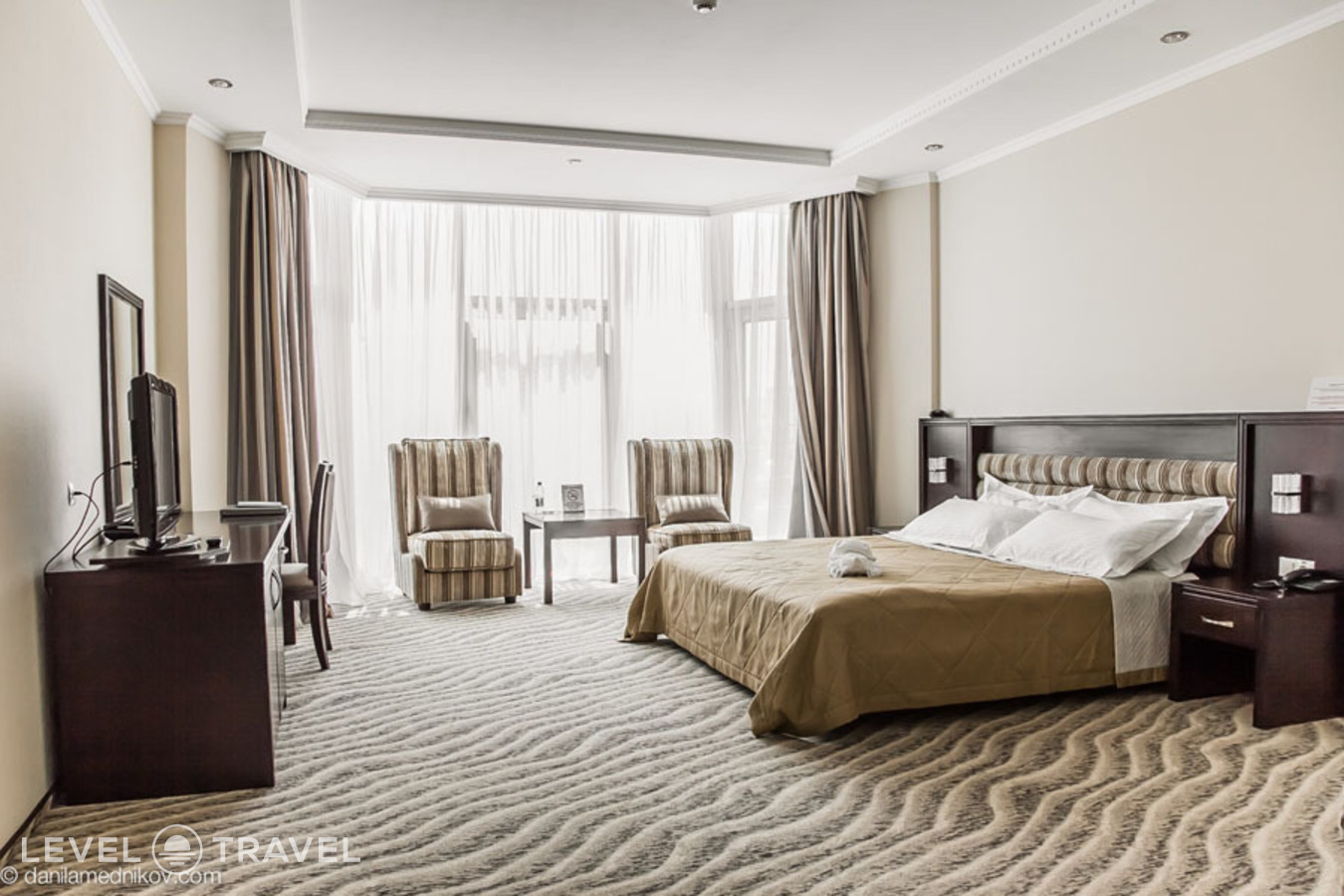 фотографии номера Улучшенный с видом на город отеля Aquamarine Resort & Spa (Бывш. Аквамарин) в Россия(Севастополь) - фото №3