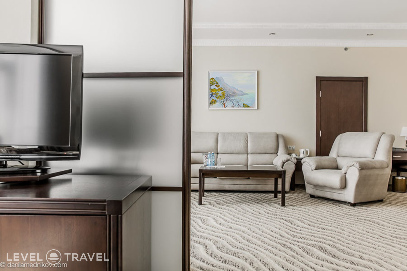 фотографии номера Люкс премьер с видом на город отеля Aquamarine Resort & Spa (Бывш. Аквамарин) в Россия(Севастополь) - фото №2