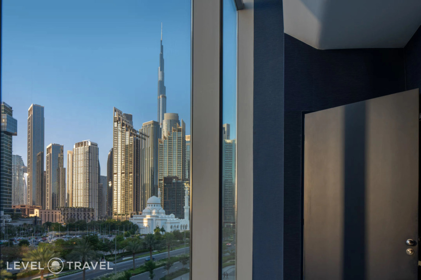 фотографии номера Studio ME Suite с джакузи с видом на Бурдж-Халифа отеля ME By Melia Dubai в ОАЭ(Бизнес Бей) - фото №2