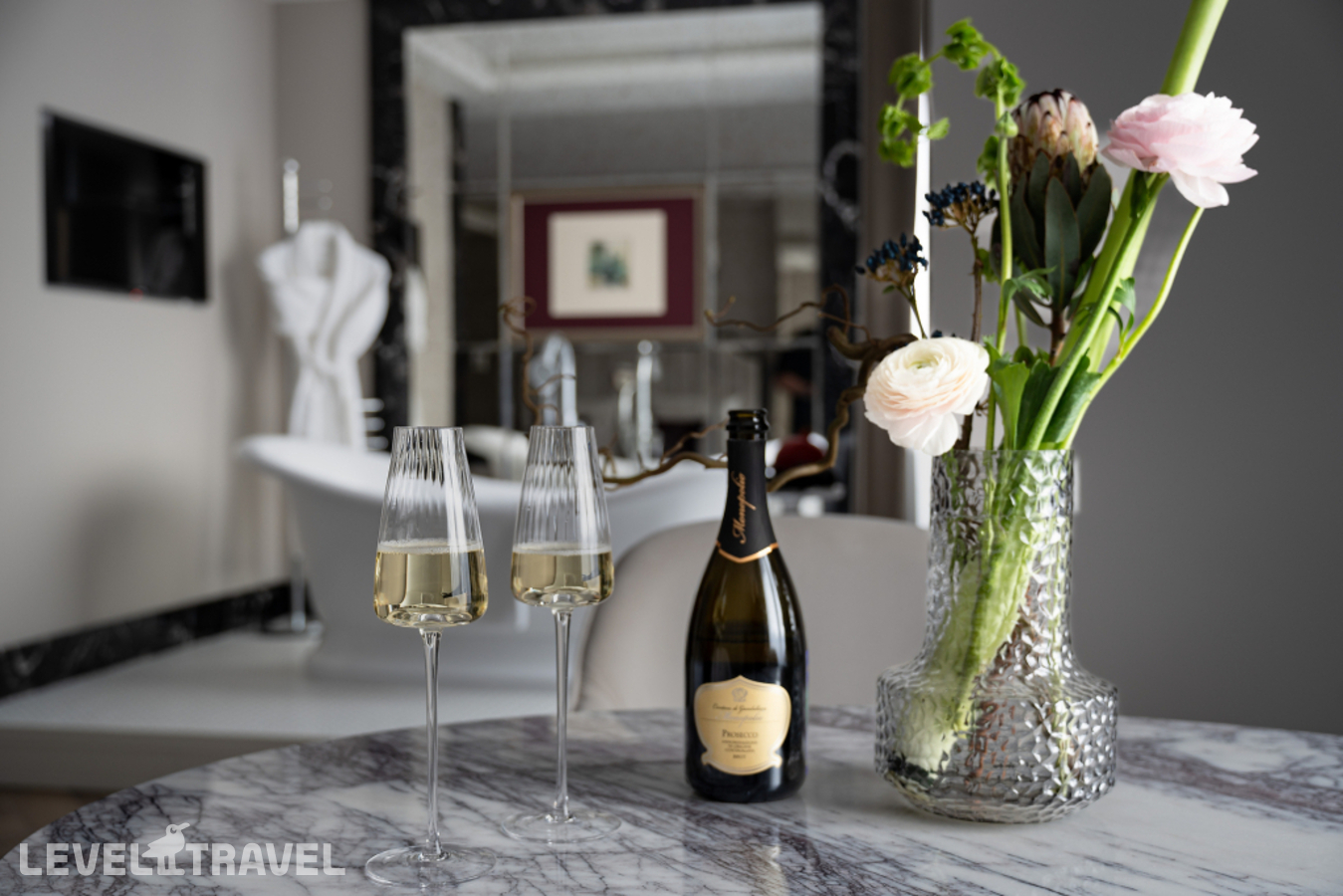 фотографии номера Двухместный номер Royal Deluxe двуспальная кровать отеля Dionis Art Apartments в Россия(Центральный район) - фото №11