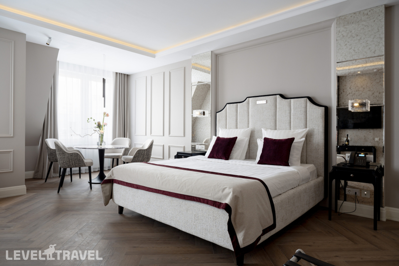 фотографии номера Двухместный номер Royal Deluxe двуспальная кровать отеля Dionis Art Apartments в Россия(Центральный район) - фото №1