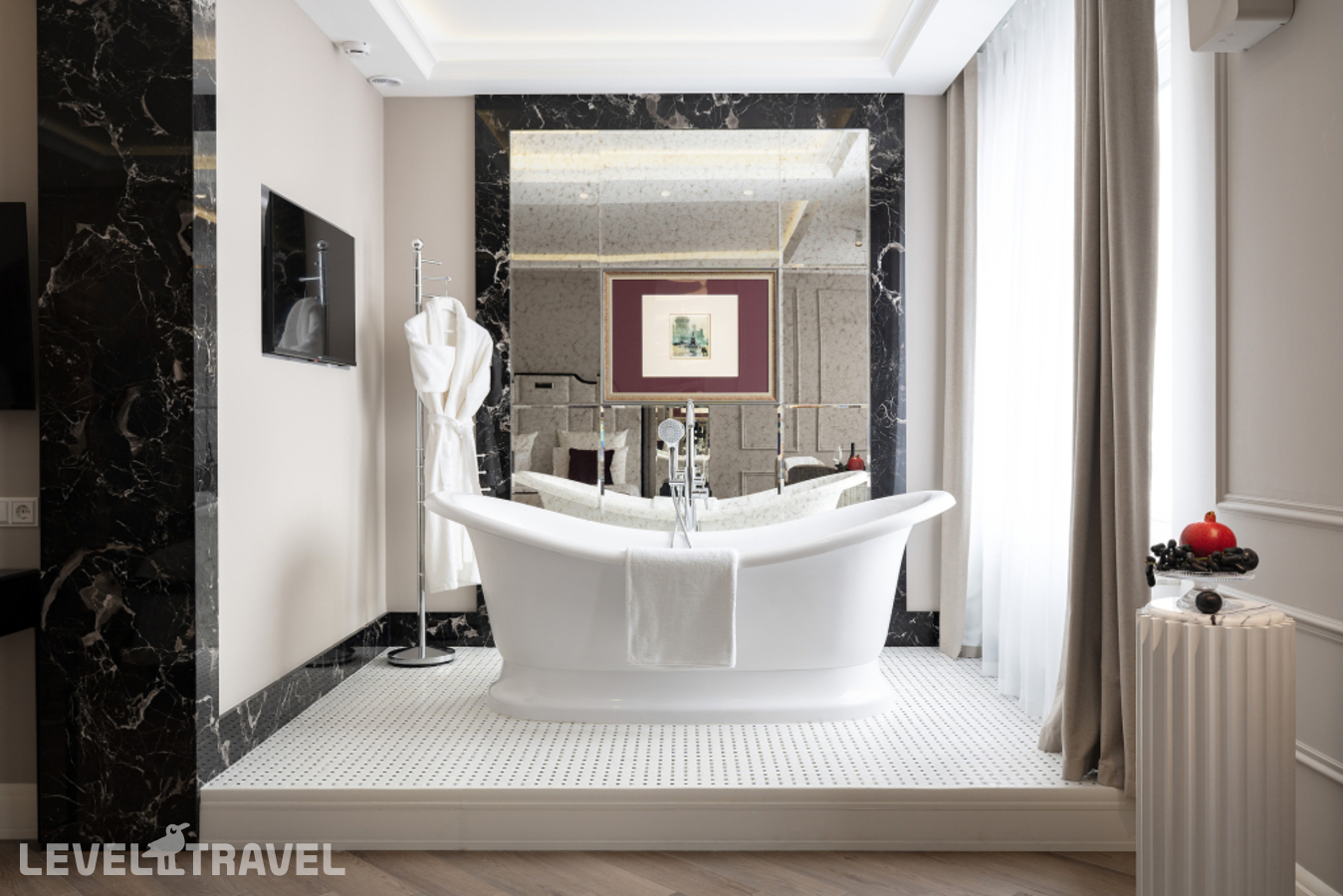 фотографии номера Двухместный номер Royal Deluxe двуспальная кровать отеля Dionis Art Apartments в Россия(Центральный район) - фото №2