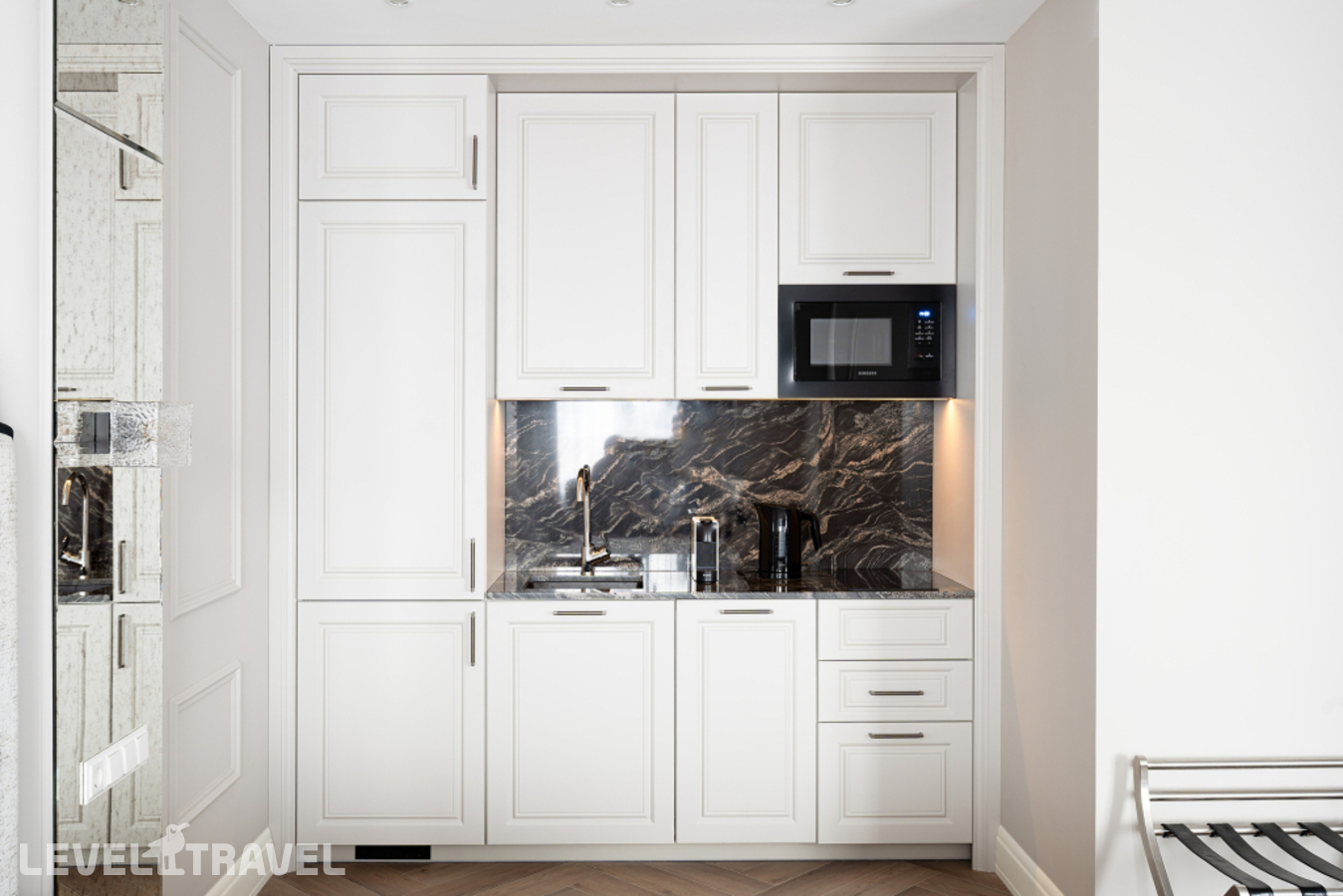 фотографии номера Двухместный номер Royal Deluxe двуспальная кровать отеля Dionis Art Apartments в Россия(Центральный район) - фото №4