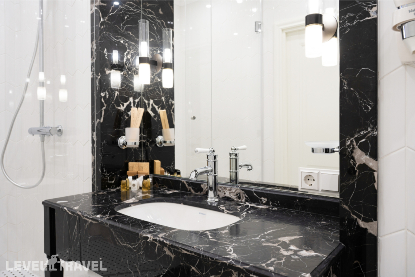 фотографии номера Двухместный номер Royal Deluxe двуспальная кровать отеля Dionis Art Apartments в Россия(Центральный район) - фото №5