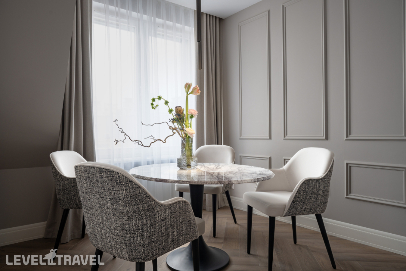 фотографии номера Двухместный номер Royal Deluxe двуспальная кровать отеля Dionis Art Apartments в Россия(Центральный район) - фото №3