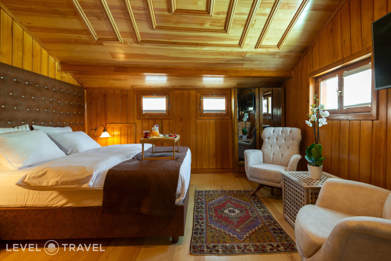 Двухместный полулюкс Deluxe двуспальная кровать — фото 1