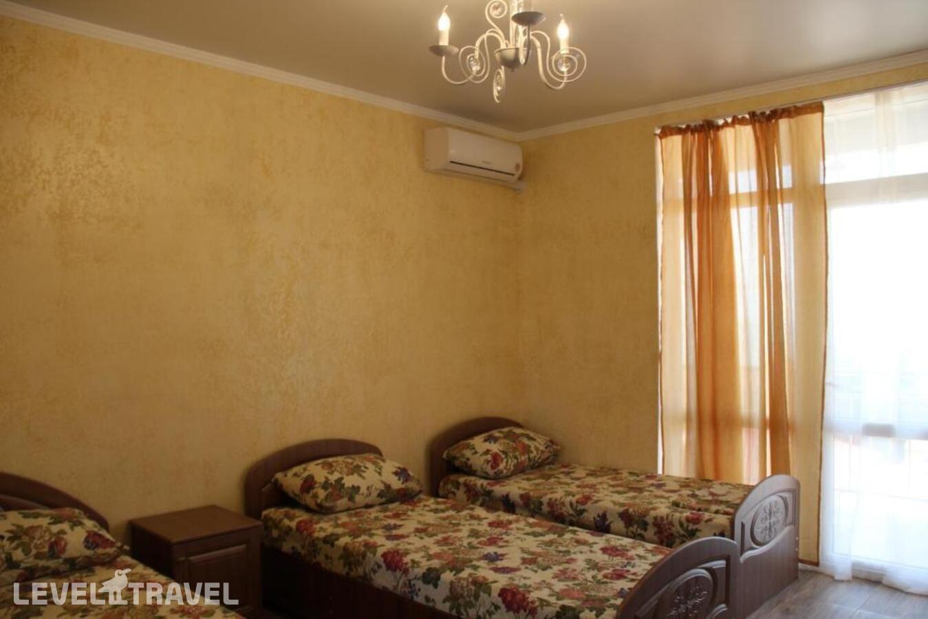 фотографии номера Трехместный номер отеля Гостевой Дом Огонек в Абхазия(Цандрыпш) - фото №2