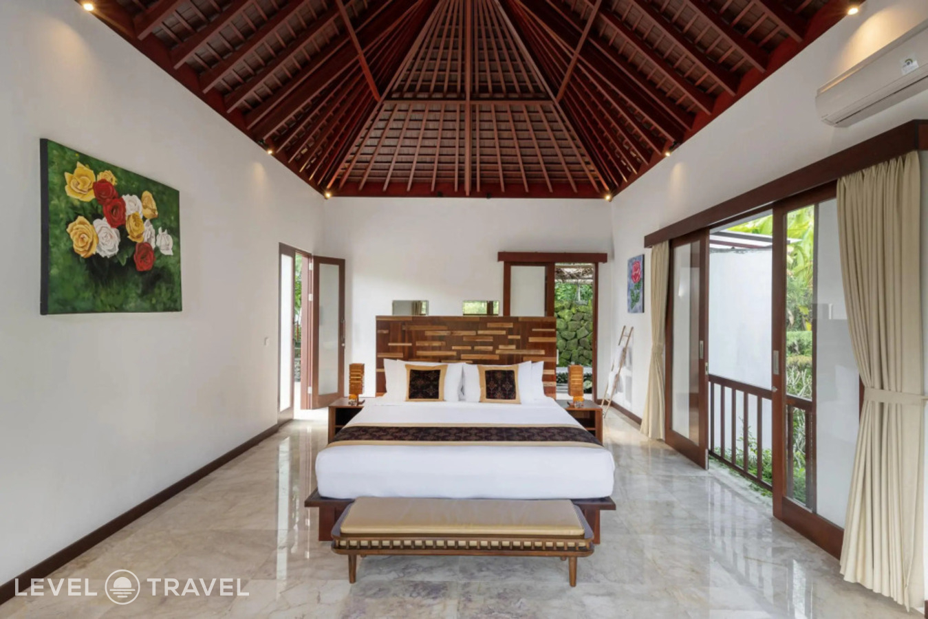 фотографии номера Двухместный люкс Dara Ayu двуспальная кровать отеля Adiwana Dara Ayu Villas в Индонезия(Гианьяр) - фото №1